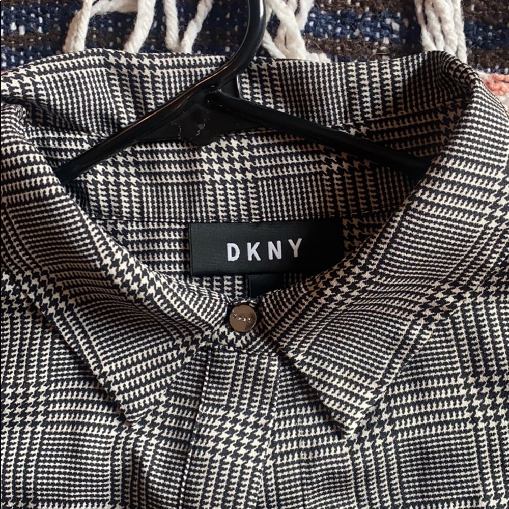 DKNY BUTTON UP BLOUSE